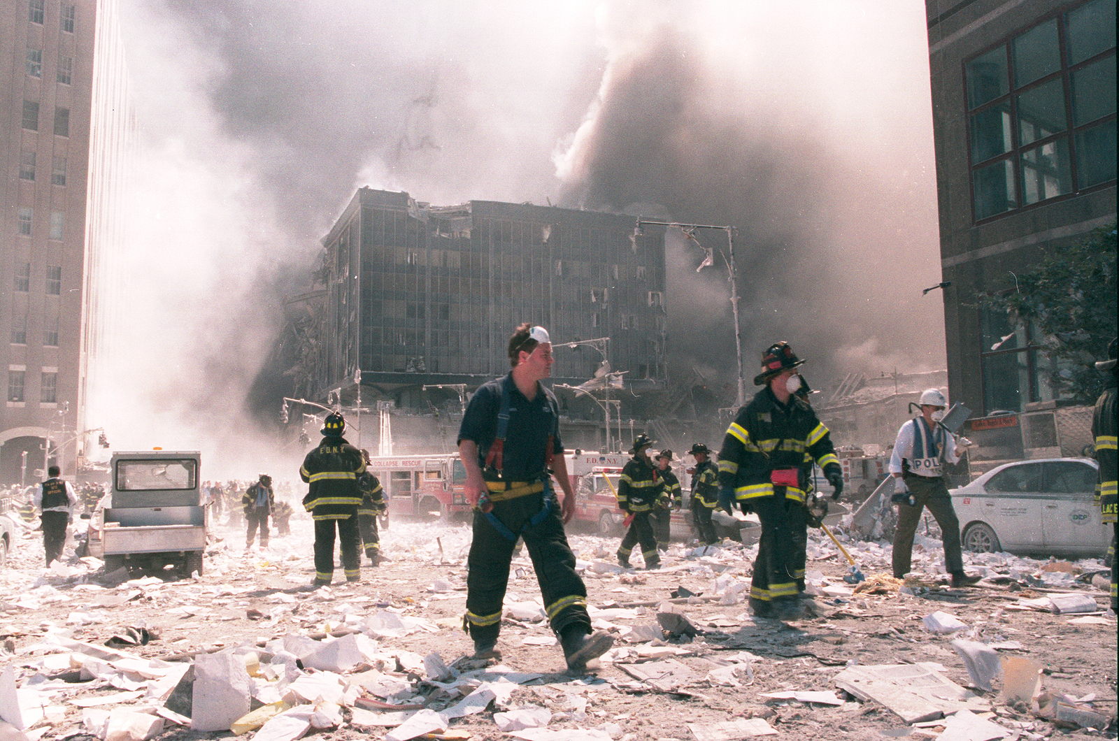 Bombeiros de Nova York trabalham perto da área conhecida como Ground Zero, após o colapso das Torres Gêmeas em 11 de setembro de 2001 na cidade de Nova York.