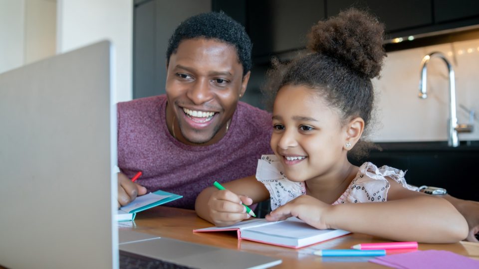 “Discriminatório”: famílias adeptas do homeschooling criticam projeto que tramita no Congresso Famílias e associações pró-homeschooling questionam proposta que pode regulamentar a modalidade no país