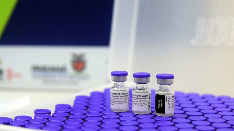 Imunização de jovens empaca por falta de vacinas; municípios usam reserva técnica Vacina da Pfizer da Covid-19.