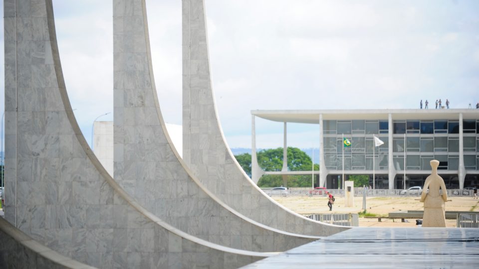 De parcelamento a retirada do teto: as propostas para aliviar dívidas do governo em 2022 O Palácio do Planalto (ao fundo), visto a partir do Supremo Tribunal Federal: ao menos três propostas buscam aliviar peso dos precatórios em 2022.