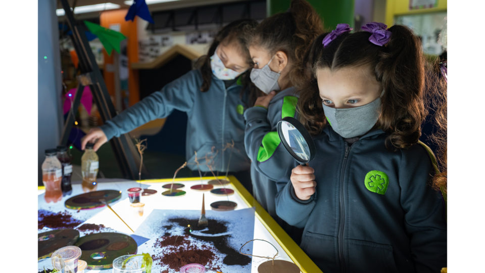 Educação inovadora: metodologia de ensino pode criar geração mais preparada para o mundo Alunas do Colégio Amplação em investigação, demonstrando autonomia, independência e curiosidade. Destaque também para os recursos da mesa de luz e material preparado para exploração.