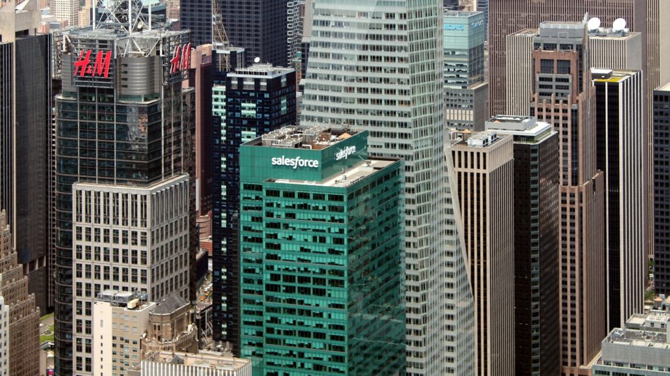 Empresas usam poder econômico para estimular aborto no Texas Torre da Salesforce em Nova Iorque: empresa anunciou que vai realocar funcionárias do Texas que quiserem abortar