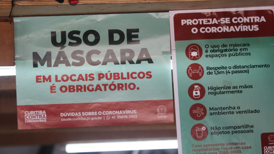 Curitiba registra 409 novos casos de coronavírus e 14 mortes por Covid-19 Cartaz informa sobre os cuidados contra a Covid-19 em Curitiba.