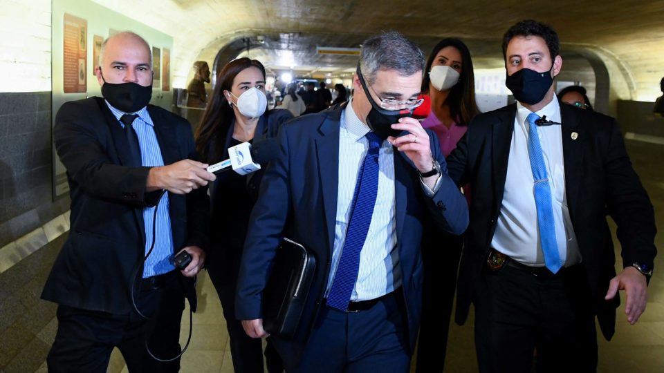 Sem apoio político, André Mendonça faz campanha solitária para o STF André Mendonça