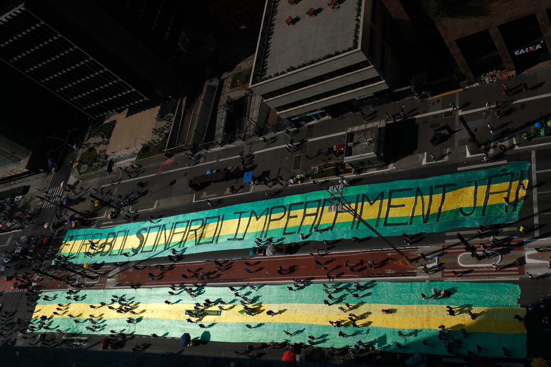 Manifestantes pedem o impeachment de Bolsonaro em ato na Avenida Paulista, em São Paulo, no último domingo (12)