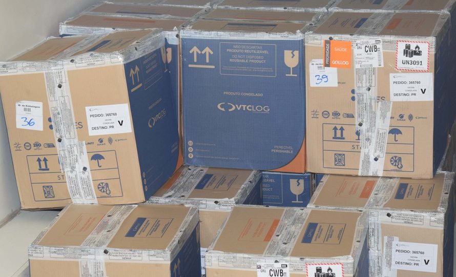 Reforço para idosos e vacinação de adolescentes ainda dependem de “alinhamento” no PR Paraná recebe mais 303 mil vacinas contra a Covid-19 para primeira dose
. Foto: Américo Antonio/SESA