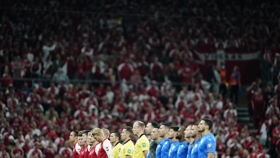 Como a Dinamarca conseguiu acabar com as restrições contra a Covid-19? Estádio lotado em Copenhague, na semana passada, antes de jogo da seleção local contra Israel pelas Eliminatórias da Copa