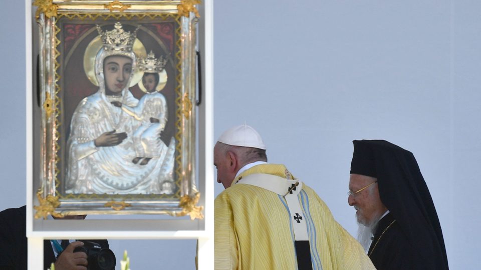 Deus mandou cuidar da criação, mas tem muito cristão fugindo da tarefa O papa Francisco e o patriarca Bartolomeu I durante visita do pontífice à Hungria, em 12 de setembro: os dois líderes assinaram uma carta sobre o cuidado com o meio ambiente.