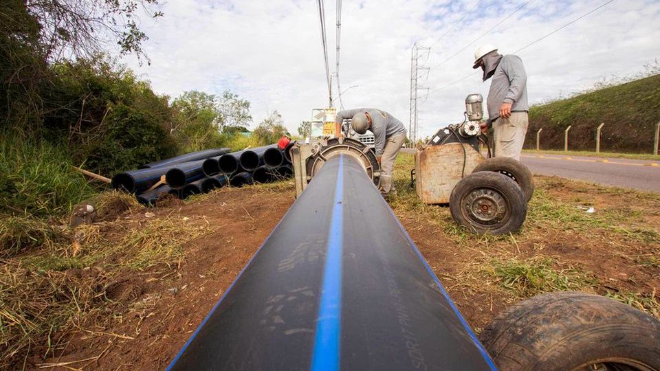 Sanepar começa a levar água ao Passaúna para reforçar abastecimento em Curitiba e RMC Duto de 2,45 km começaram a levar água da barragem do Rio Verde em Campo Largo para a Barragem do Passaúna em Curitiba.