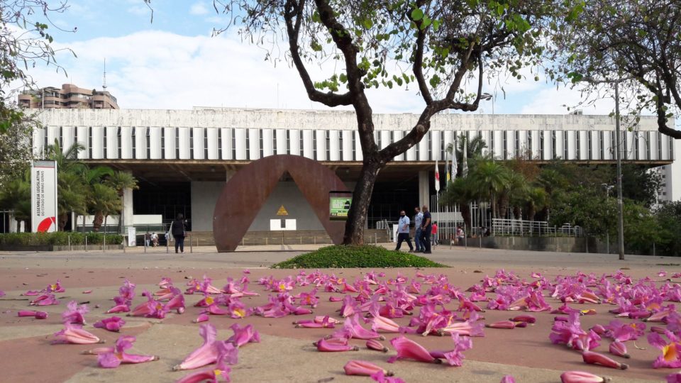 MG: empresas que se opuserem à ideologia de gênero podem ser multadas em até R$ 175 mil Fachada da Assembleia Legislativa de Minas Gerais