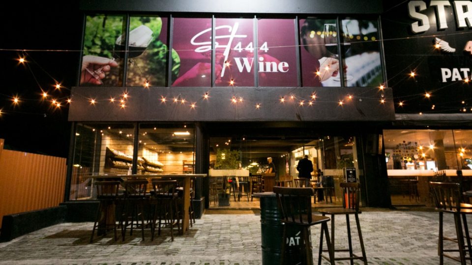 ST444 Wine, vinhos e carnes de parrilha, para se ambientar na Patagônia O ST444 Wine foi aberto há pouco tempo e marca pela harmonização entre vinhos e carne de parrilha.