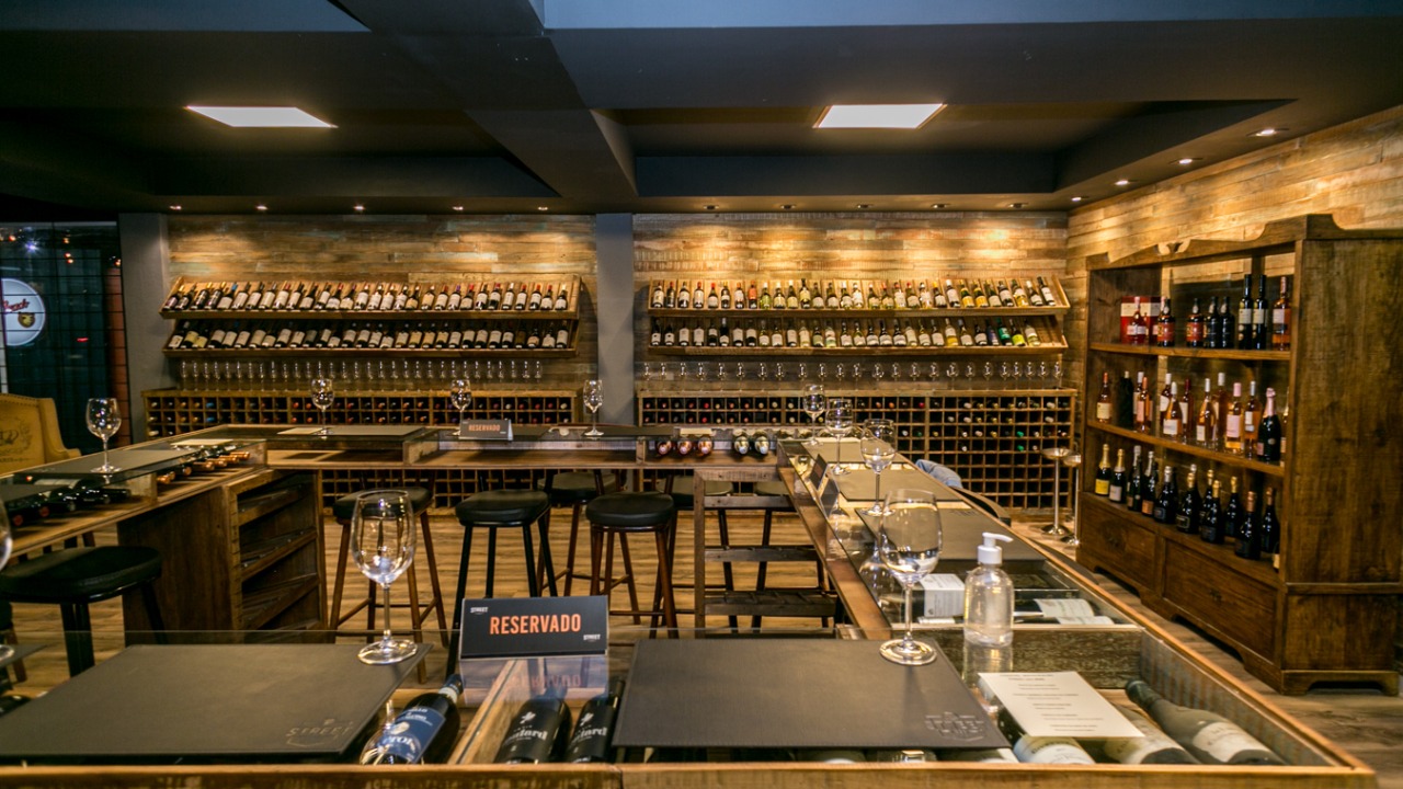 O ST444 Wine tem espaço próprio, em madeira rústica e ambiente agradável. O ST444 Wine tem espaço próprio, em madeira rústica e ambiente agradável.