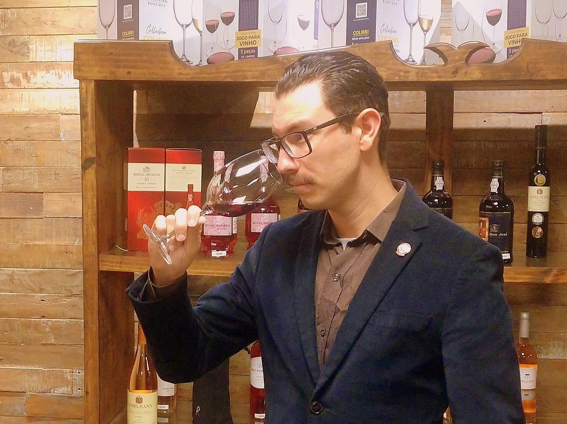 Jean Marcos Antonello, o sommelier do ST444 Wine, sempre disposto a sugerir a melhor harmonização. Jean Marcos Antonello, o sommelier do ST444 Wine, sempre disposto a sugerir a melhor harmonização.