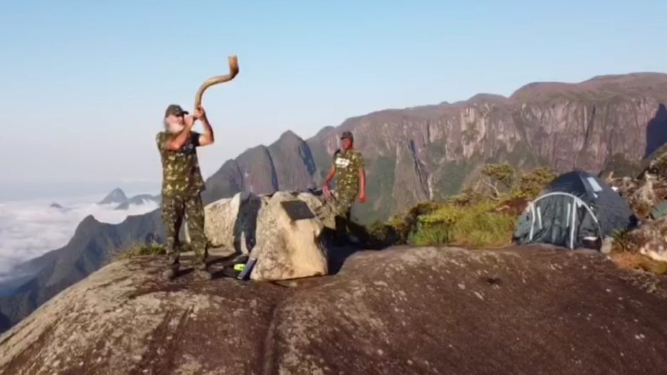Dedo de Deus: que tipo de ficção conseguirá competir com a nossa realidade? Finalmente resgatados, os “trombeteiros do Apocalipse” pagarão multa.