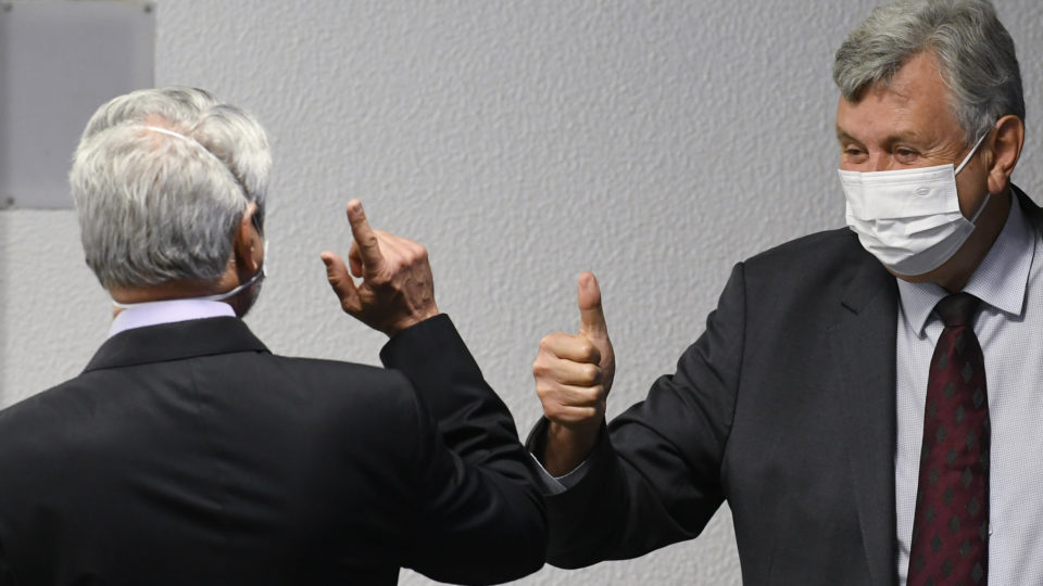 CPI lembra aniversário de Heinze, e senador ouve brincadeiras de governistas O senador Luis Carlos Heinze, em sessão de 18 de agosto da CPI