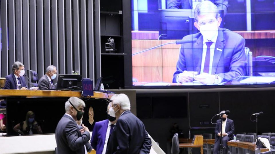 General isenta Petrobras por alta da gasolina e diz que Bolsonaro não interfere na estatal Presidente da Petrobras, general Joaquim Silva e Luna responde a deputados em audiência na Câmara