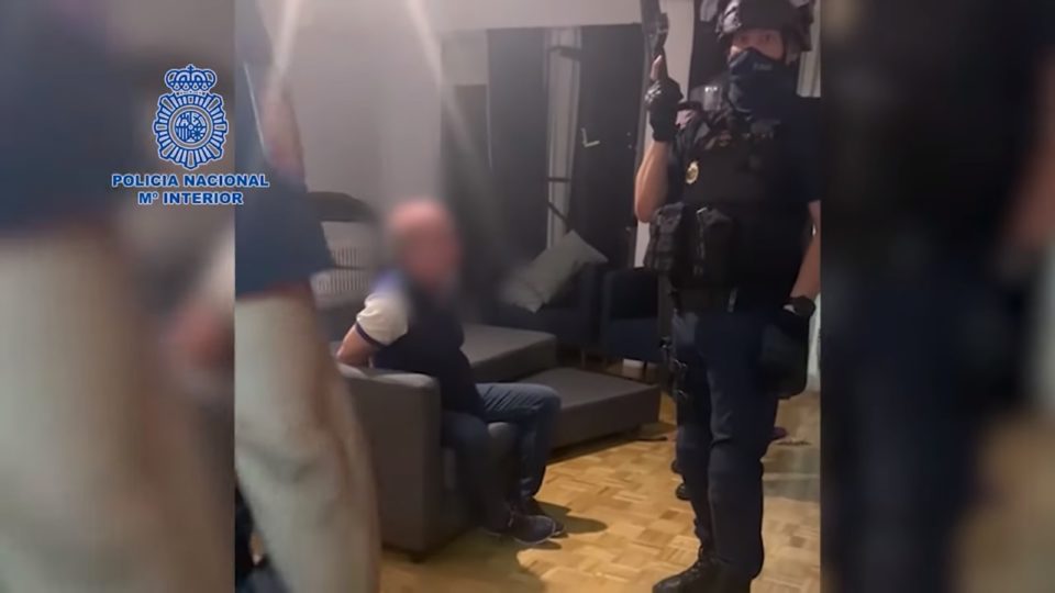 Espanha suspende extradição de ex-general chavista preso por tráfico de drogas Vídeo da Polícia Nacional espanhola mostra momento da prisão de Carvajal (com o rosto borrado na imagem original)