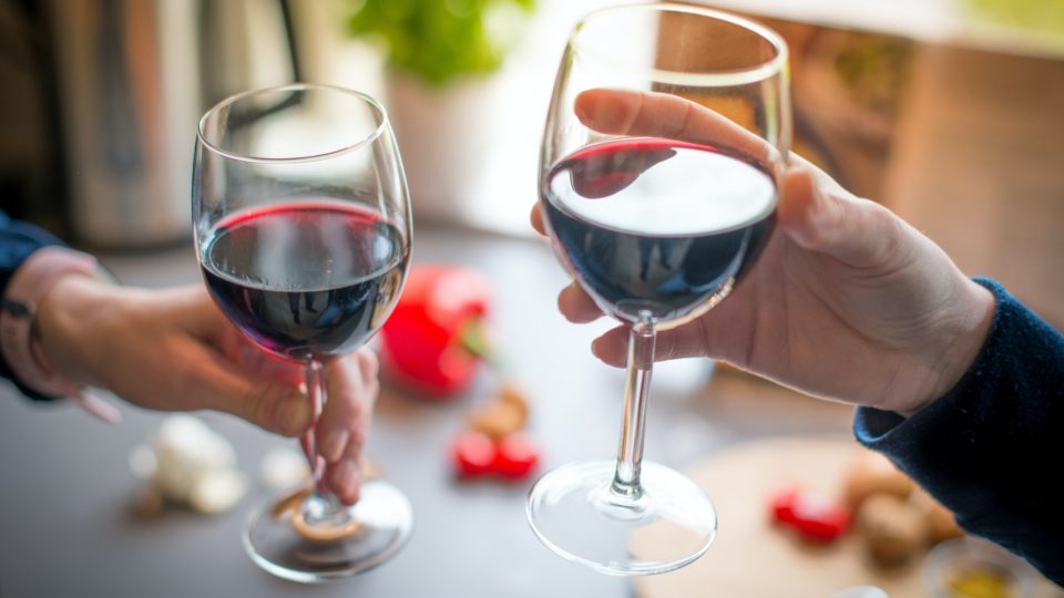 Vinho de graça: clientes vacinados ganham rótulo na Grande Adega Vinho de graça
