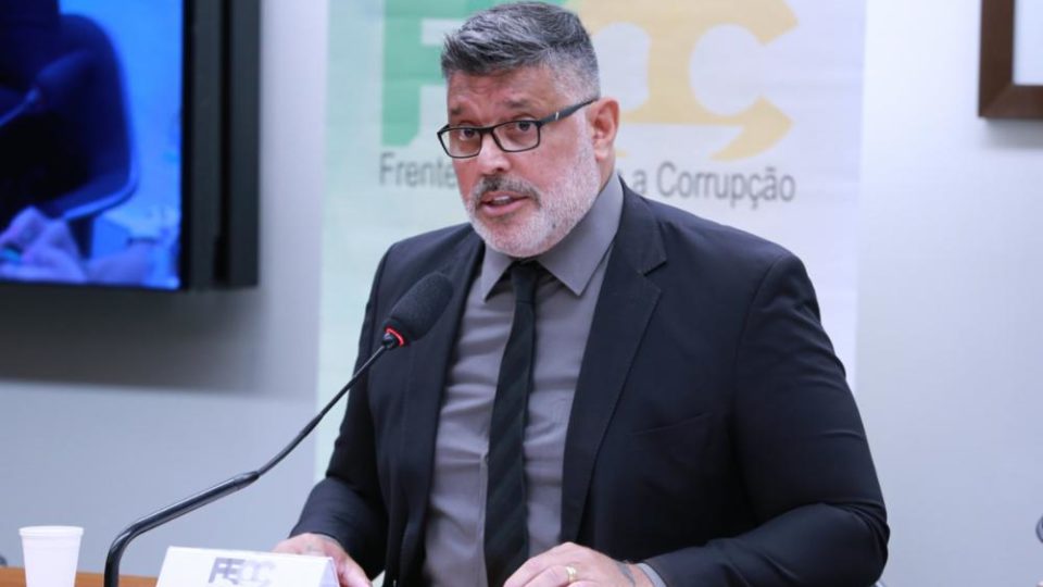 Frota é condenado a pagar R$ 50 mil a desembargador que mandou soltar Lula O deputado federal Alexandre Frota (PSDB-SP) deve pagar R$ 50 mil ao desembargador.