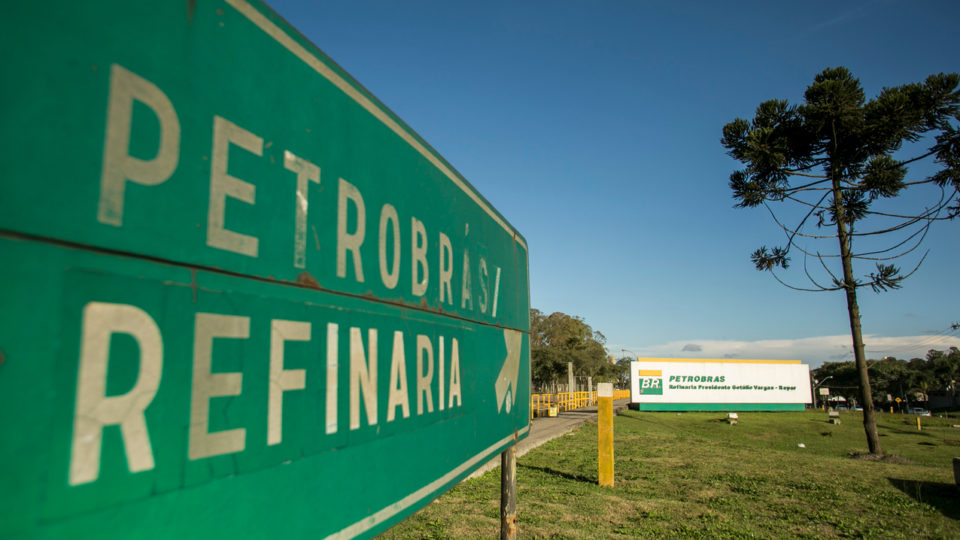 Preço da gasolina na Petrobras subiu mais que o imposto cobrado pelos estados Preço da gasolina nas refinarias da Petrobras subiu mais que a arrecadação do ICMS do combustível.