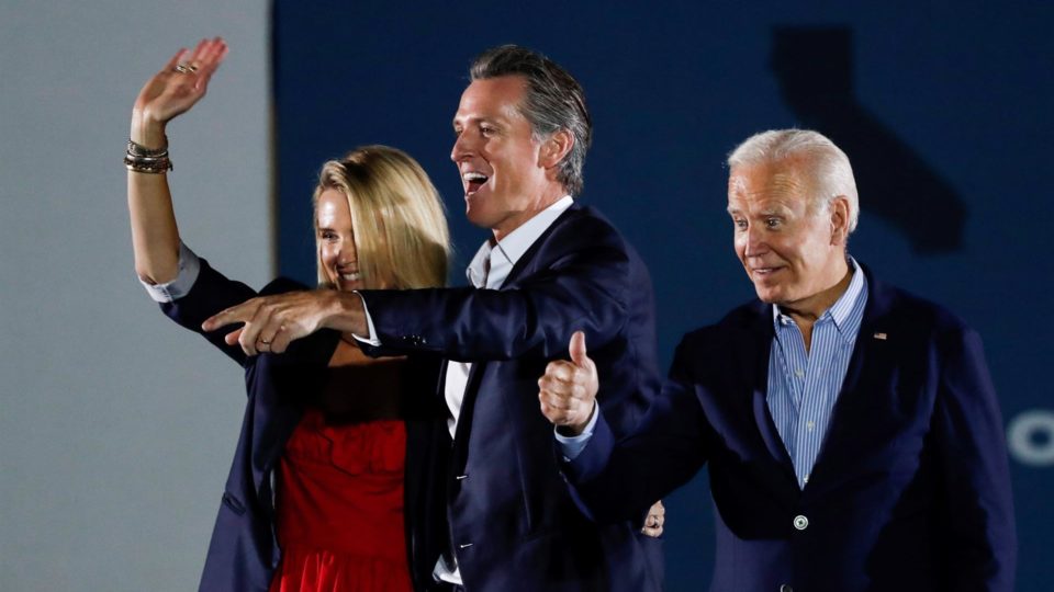 Democratas vencem votação e governador da Califórnia permanecerá no cargo O governador da Califórnia, Gavin Newsom, ao lado de sua esposa, Jennifer Newsom, e do presidente dos EUA, Joe Biden, em evento em Long Beach na véspera do referendo sobre o mandato de Newson, 13 de setembro