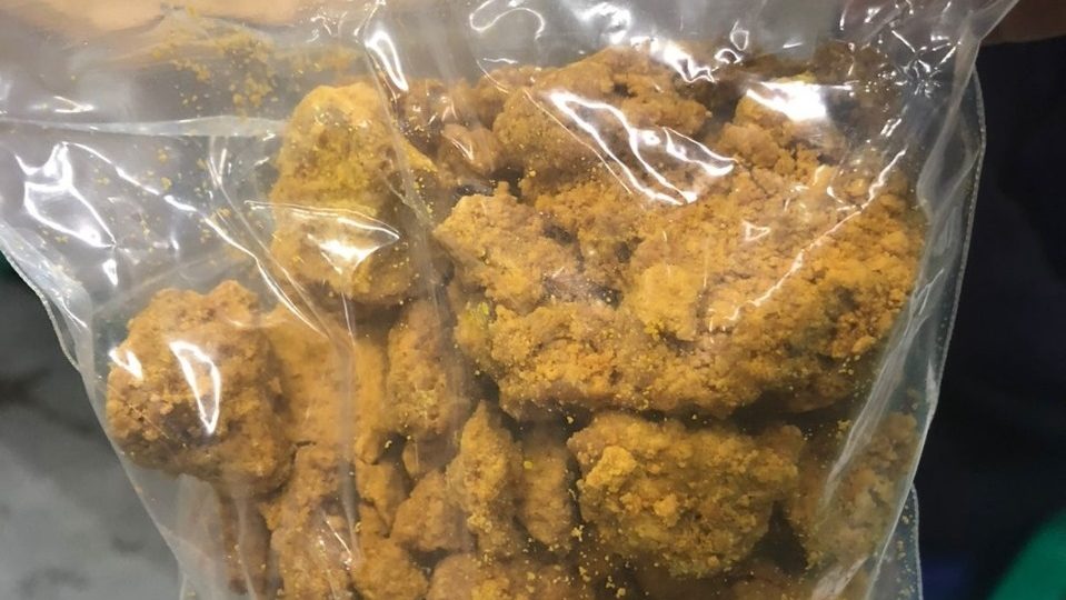Droga desconhecida da ciência é apreendida nos Correios em Pinhais Droga sintética foi apreendida no centro internacional de cargas dos Correios em Pinhais