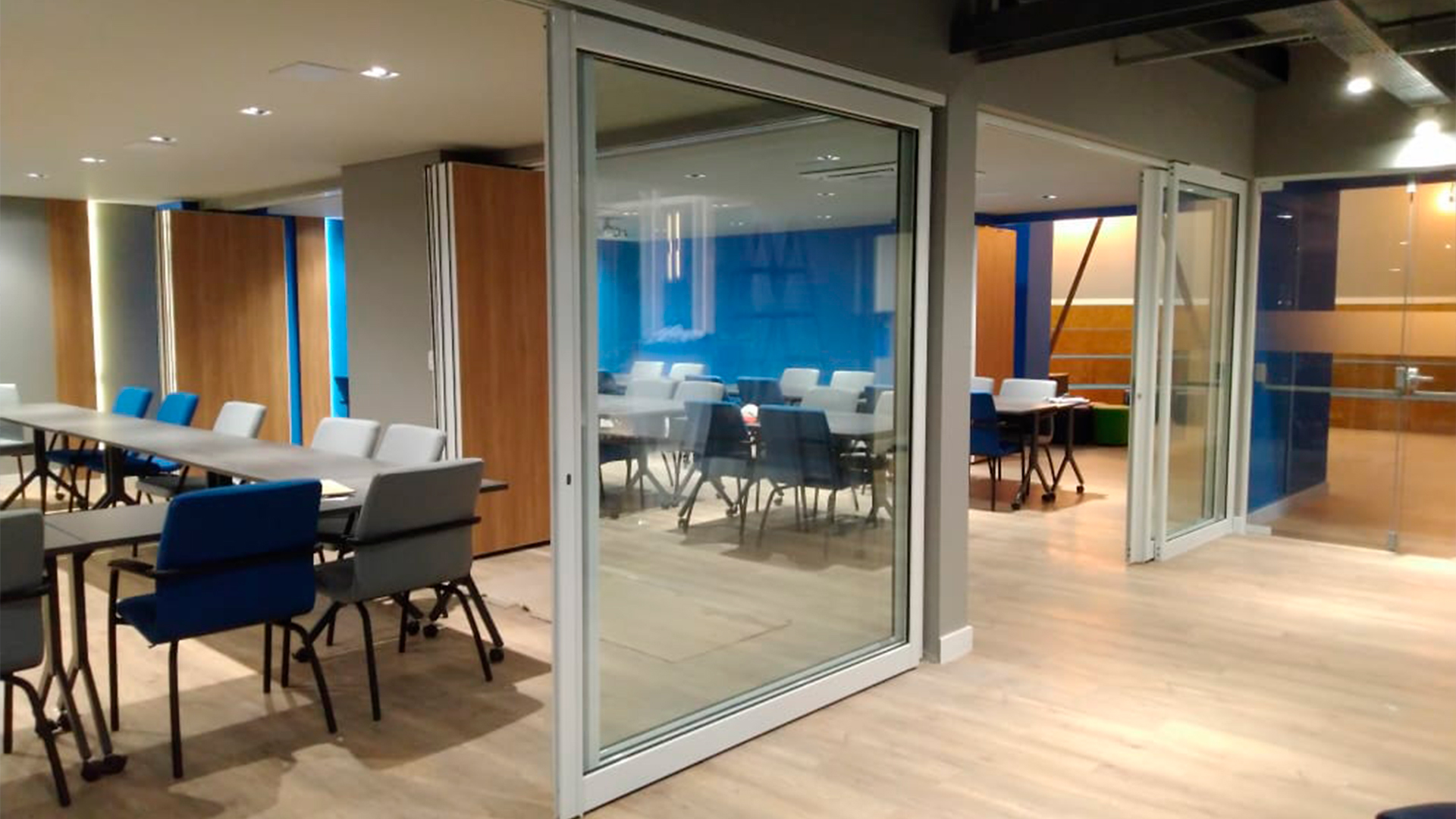 Histórico, portfólio e tradição são alguns critérios importantes para fechar negócio com o fornecedor certo na hora de encomendar divisórias.