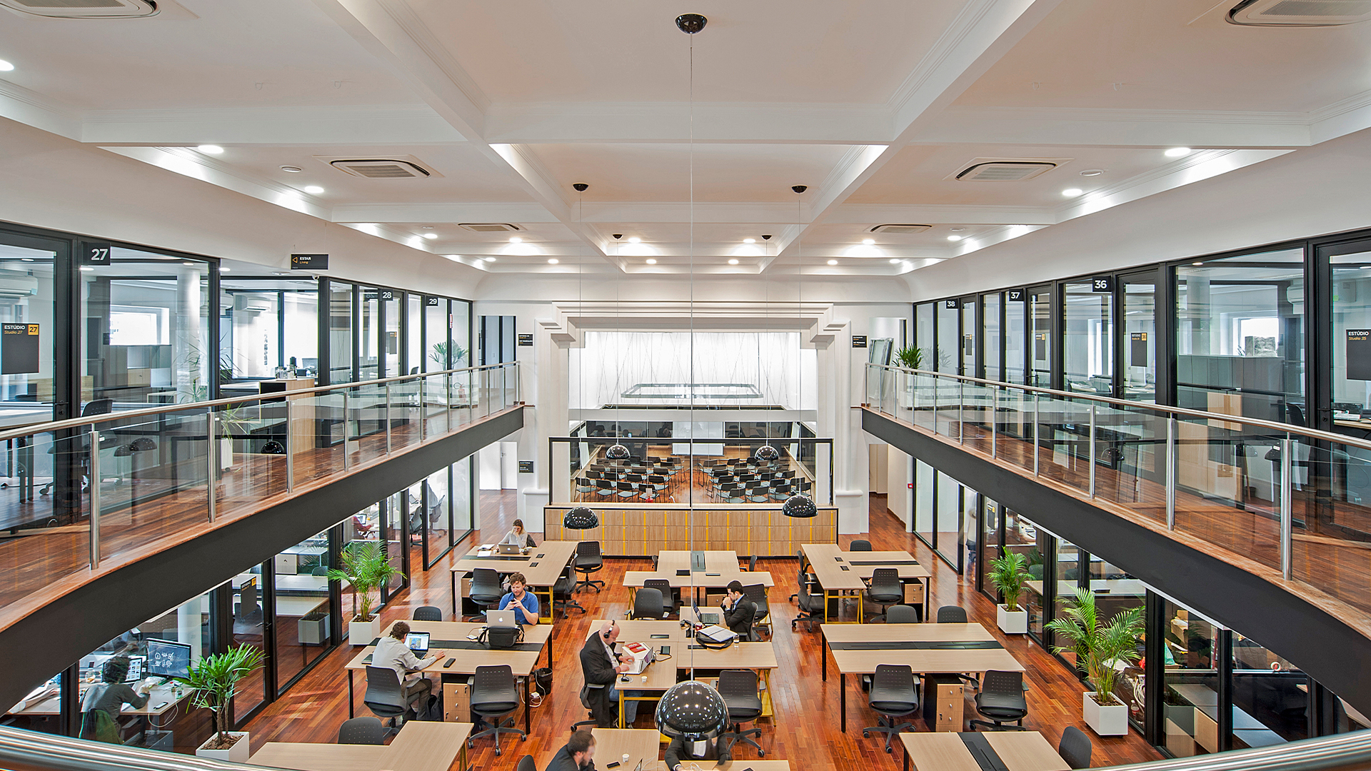 Espaços profissionais modernos levam bem-estar dos colaboradores em consideração e, assim, aumentam produtividade dos times. Obra Nex Coworking, sede em Curitiba.