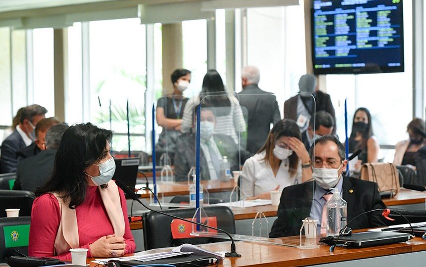 Tebet vota contra coligações, mas pedido de vista adia análise na CCJ Para Tebet, as coligações distorcem a vontade do eleitor, ao eleger candidatos com orientações políticas diferentes daqueles escolhidos.