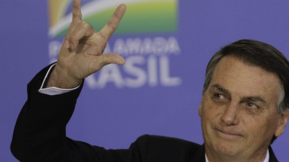 Certo. Bolsonaro não é conservador. E por acaso o antibolsonarismo é? Bolsonaro faz um gesto “não conservador” durante uma cerimônia qualquer.