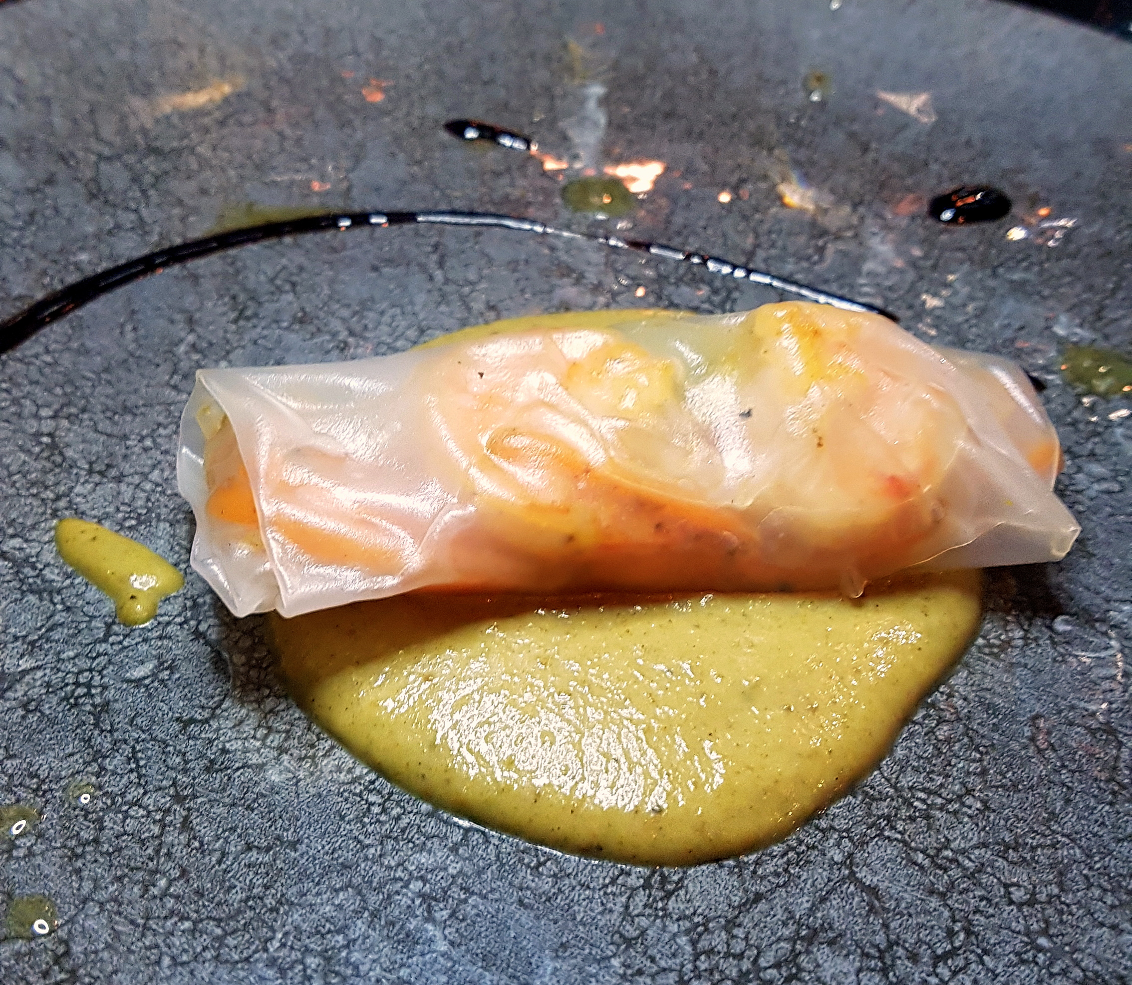 Goi de camarão servido sobre curry de espinafre (padrão menu-degustação) Goi de camarão servido sobre curry de espinafre (padrão menu-degustação)