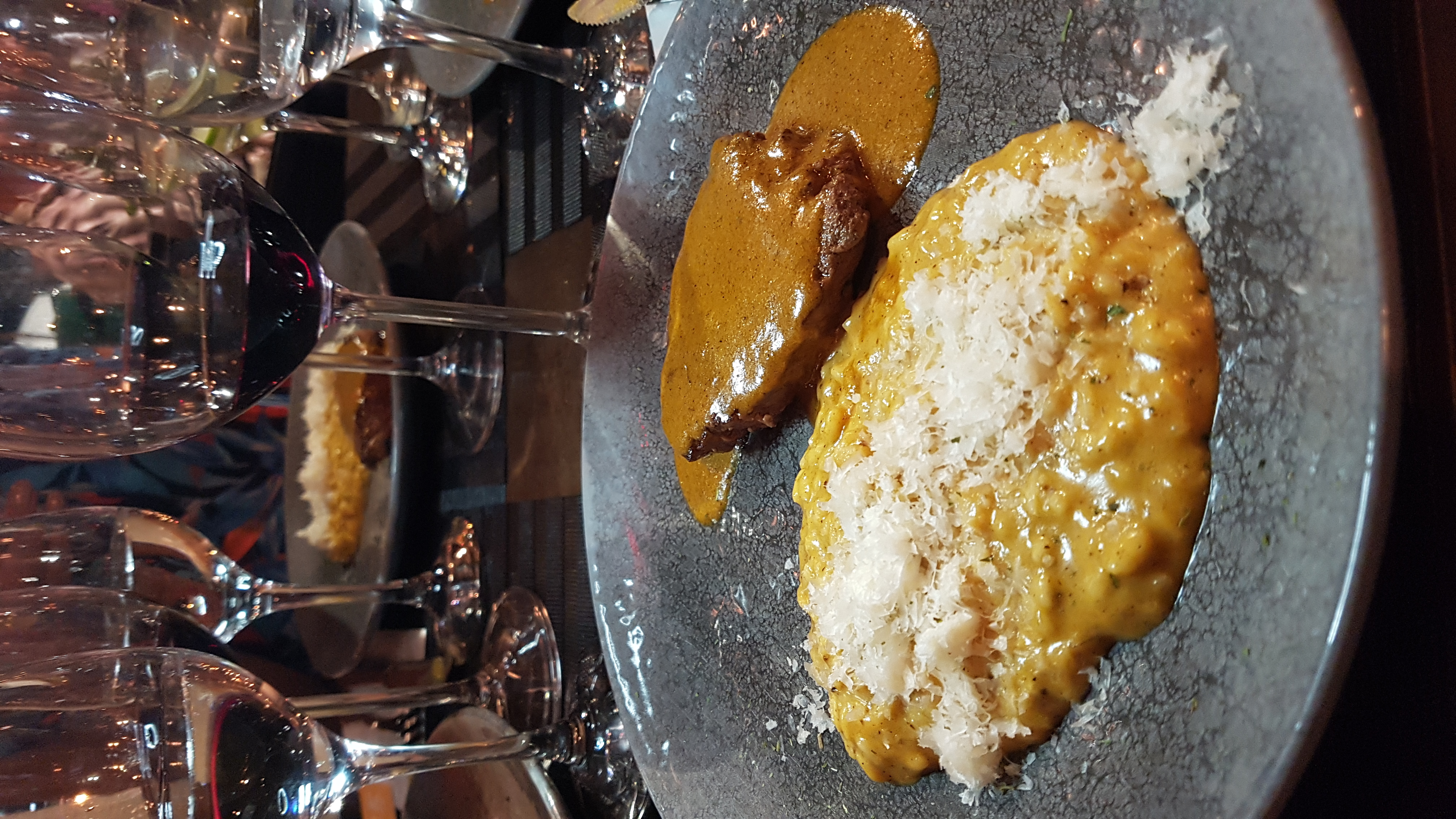 Risoto de curry defumado, com mignon grelhado (Porção menu-degustação). Risoto de curry defumado, com mignon grelhado (Porção menu-degustação).