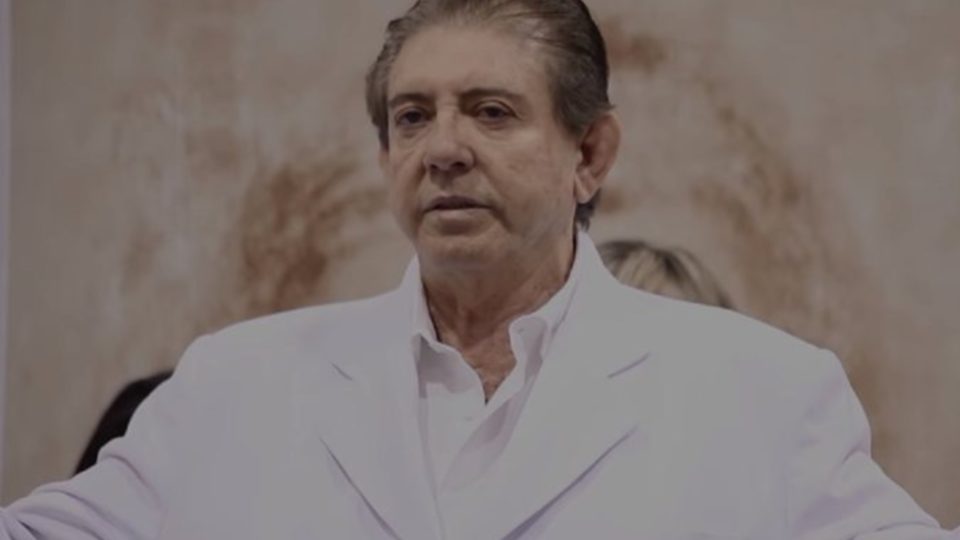 A verdade por trás das cirurgias espirituais de João de Deus O médium João de Deus, condenado à prisão por crimes sexuais cometidos contra centenas de mulheres