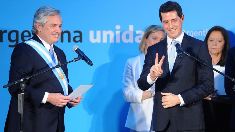 Ministros de Fernández renunciam em massa após derrota nas primárias legislativas O ministro do Interior, Eduardo de Pedro (à direita), um dos que pediram demissão, ao lado de Fernández, em registro de 2019
