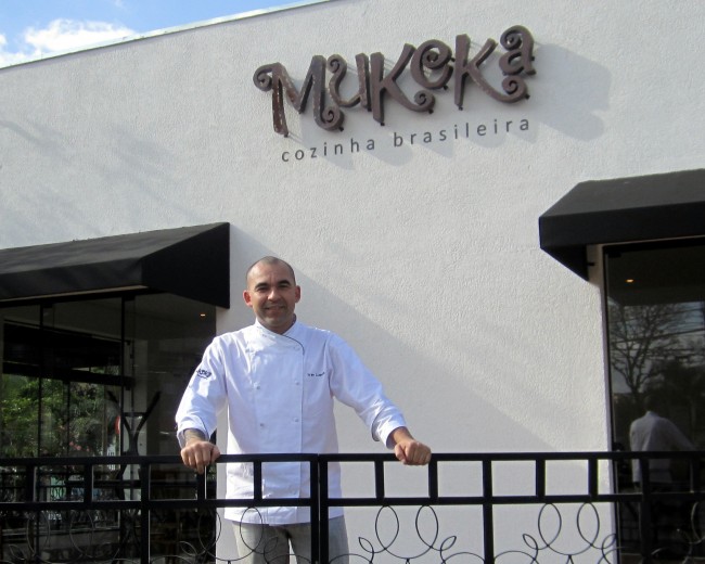 Chef Ivan Lopes, brilhando à frente de seu restaurante Mukeka, já faz oito anos. Chef Ivan Lopes, brilhando à frente de seu restaurante Mukeka, já faz oito anos.