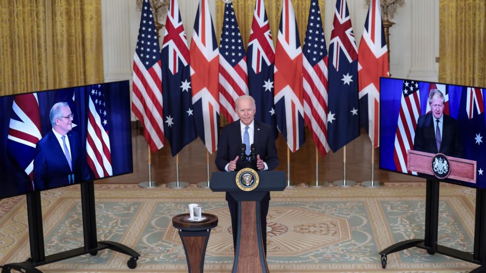Em acordo com EUA e Reino Unido contra China, Austrália terá submarino nuclear O presidente americano Joe Biden no anúncio virtual, com o primeiro-ministro australiano Scott Morrison e o britânico Boris Johnson