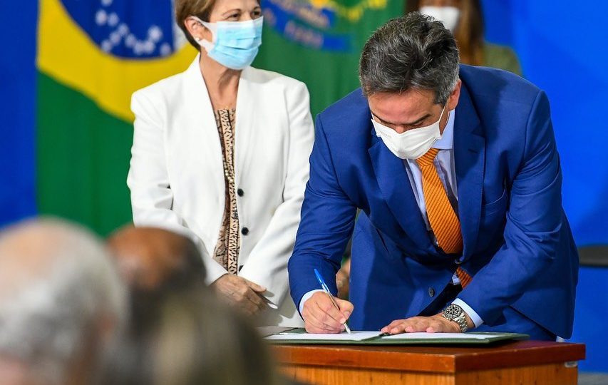 Deputados e senadores torram R$ 3 milhões com aviões na pandemia. Ciro lidera gastança Ciro Nogueira, antes de assumir o cargo de ministro-chefe da Casa Civil, era o campeão de gastos com combustível para aviões.