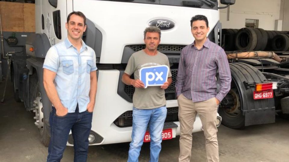 Motorista PX: “Uber dos caminhoneiros” recebe aporte de R$ 2 milhões Djefrei Pasch, Andre de Oliveira e caminhoneiro da Motorista PX