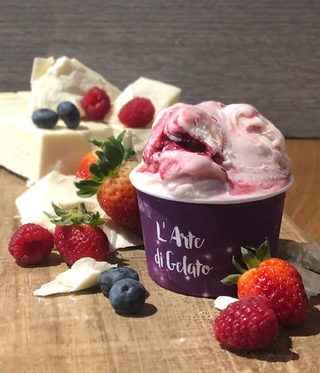 Na imagem, uma variedade de sorvete e frutas vermelhas Na imagem, uma variedade de sorvete e frutas vermelhas