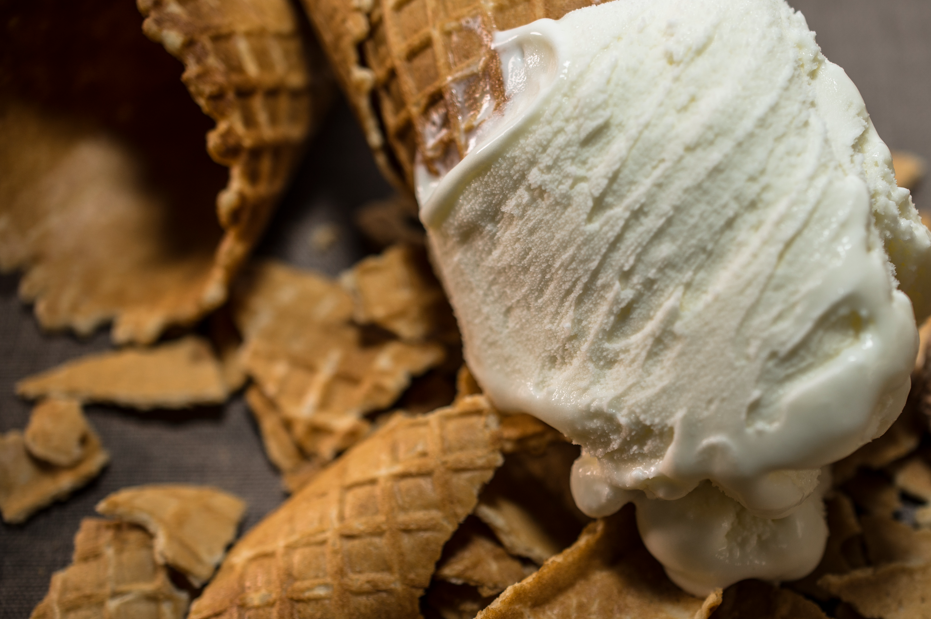 Na imagem alguns pedaços de casquinha e sorvete de creme. Na imagem alguns pedaços de casquinha e sorvete de creme.