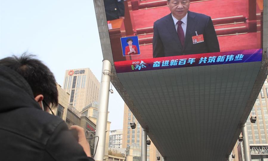 Deplorável mundo novo Tela mostra o líder chinês Xi Jinping durante sessão de encerramento do Congresso Nacional Popular, em Pequim, China, 11 de março