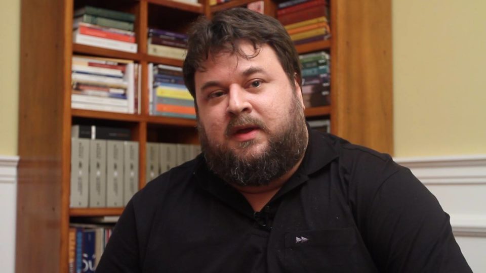 Justiça determina que Twitter reative conta do escritor conservador Flávio Gordon