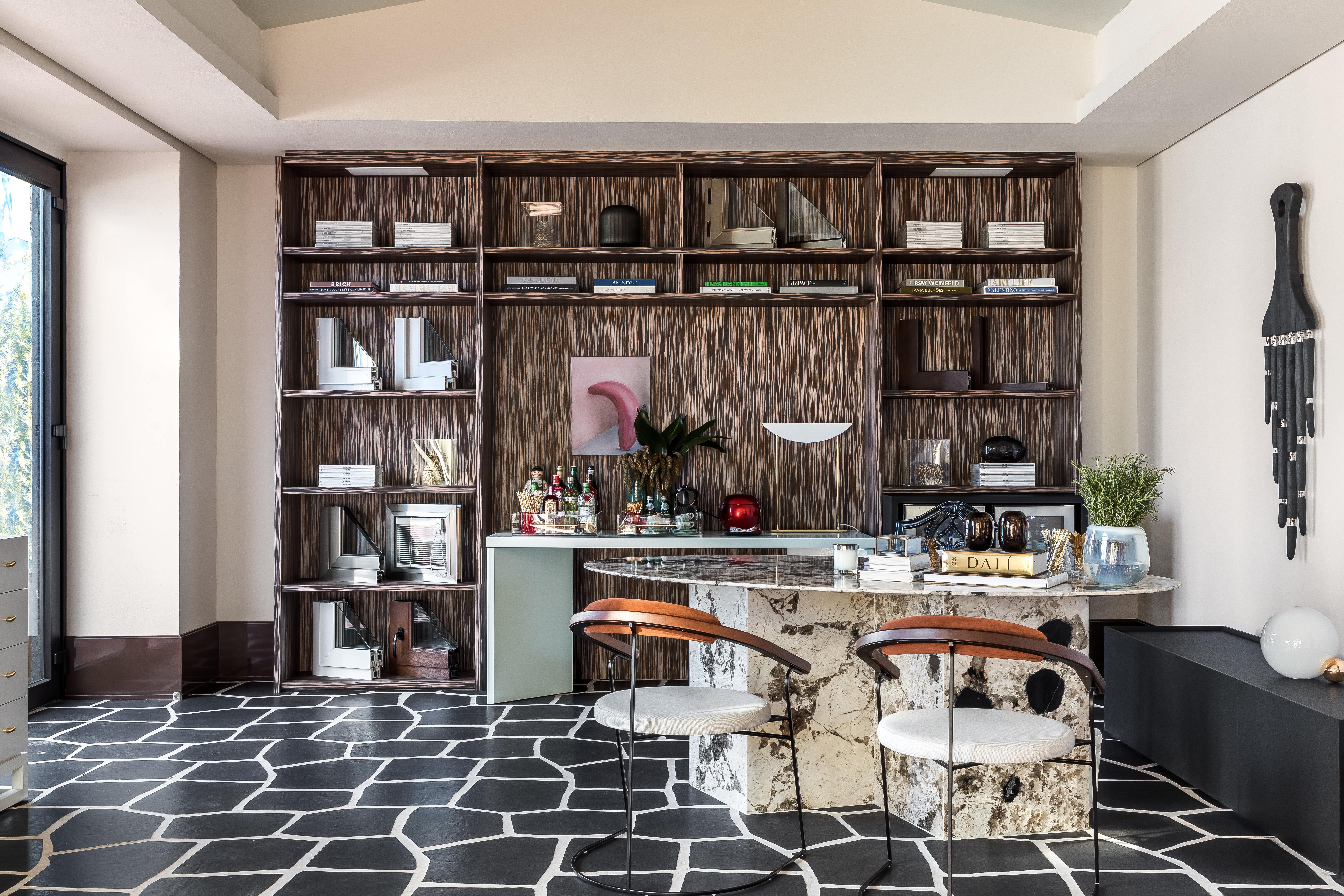 Gabinete Lohn, do arquiteto Gustavo Scaramella, marcado por mistura de estilos, peças soltas e bastante personalidade por meio do animal print e tons pastel de verde e rosa. Gabinete Lohn, do arquiteto Gustavo Scaramella, marcado por mistura de estilos, peças soltas e bastante personalidade por meio do animal print e tons pastel de verde e rosa.