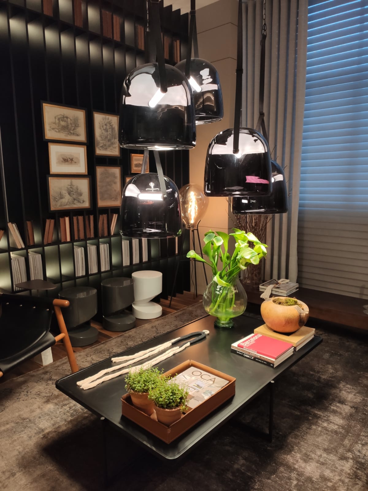 Conjunto de pendentes esculturais que descem sobre a mesa de centro do loft por Marcelo Lopes. Conjunto de pendentes esculturais que descem sobre a mesa de centro do loft por Marcelo Lopes.
