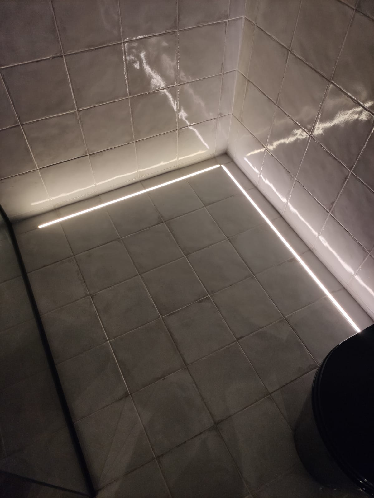 Detalhe dos fios de LED no piso do banheiro do Loft Deca, por Marcelo Lopes. Detalhe dos fios de LED no piso do banheiro do Loft Deca, por Marcelo Lopes.
