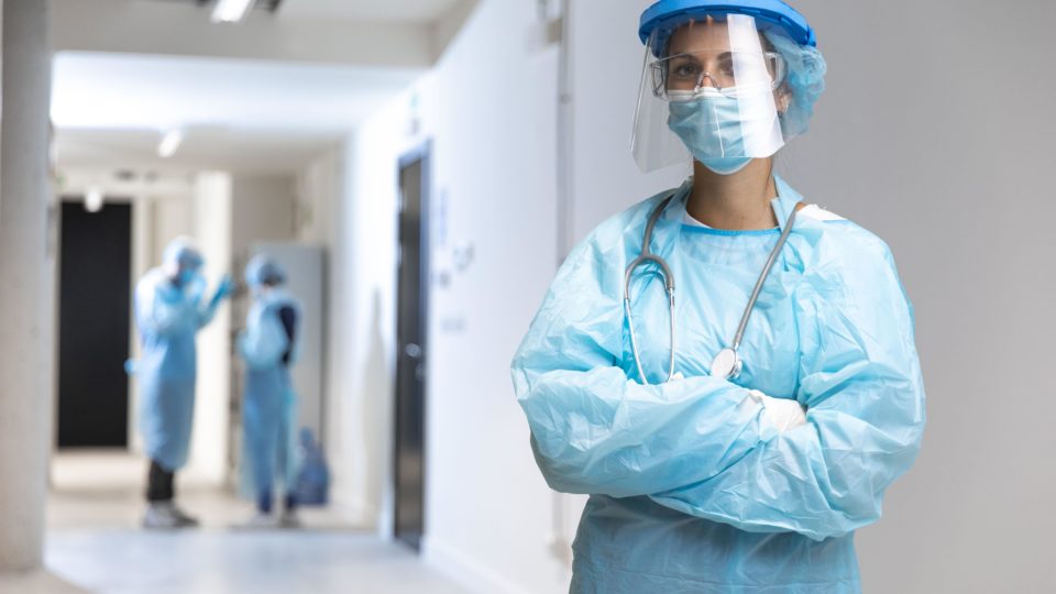 Retomada das cirurgias eletivas é necessária seguindo os cuidados contra o coronavírus. Incertezas sobre a pandemia podem potencializar novos problemas