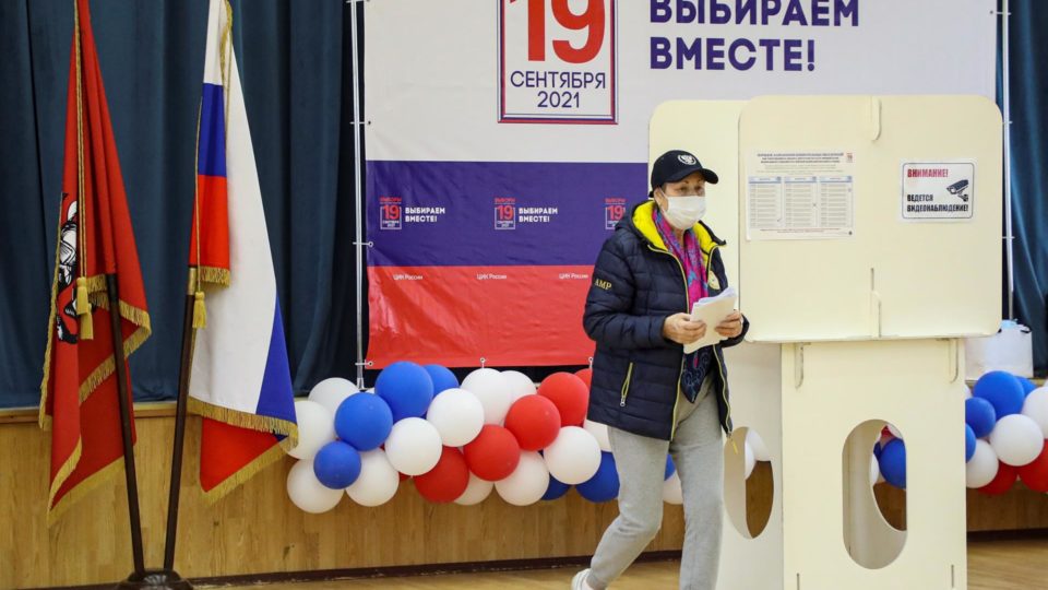 Russos vão às urnas em eleição em que muitos opositores foram impedidos de concorrer Eleitora leva cédula em local de votação das eleições parlamentares da Rússia, em Moscou, 17 de setembro