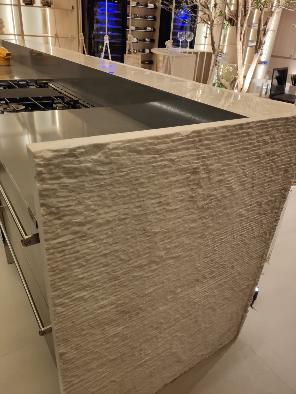 Costaneira de 1,5 tonelada toda trabalhada em relevo reveste a cozinha. Costaneira de 1,5 tonelada toda trabalhada em relevo reveste a cozinha.