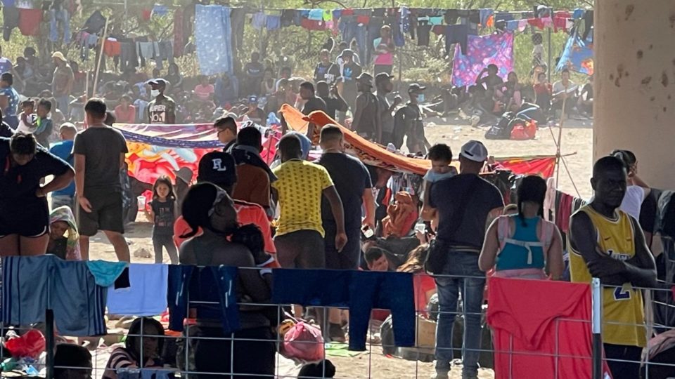 Acampamento com milhares de haitianos sob ponte gera críticas à política migratória de Biden Nesta sexta-feira, a quantia estimada de migrantes no local chegou a cerca de 12 mil pessoas