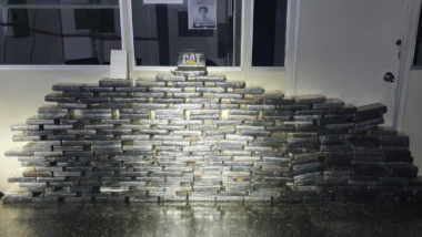 PM apreende mais de 270 quilos de pasta base de cocaína em caminhão no Porto de Paranaguá A PM estima o valor da droga em cerca de R$ 7 milhões.